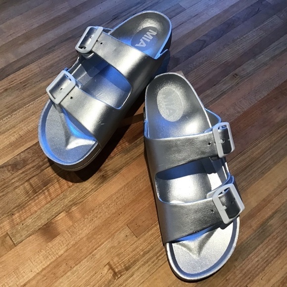 Mia Toulon Sandals. Silver size 7 NWT - Picture 1 of 14
